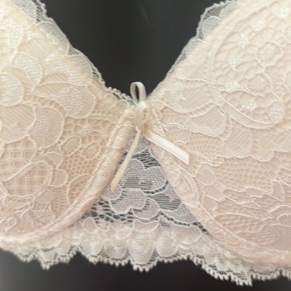 Bras - Picture 3 of 9